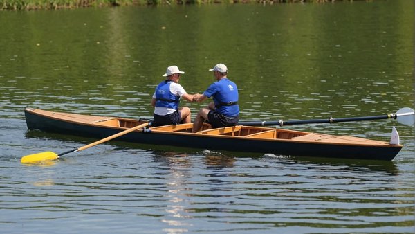 Comment est fabriqué un bateau d'aviron ?